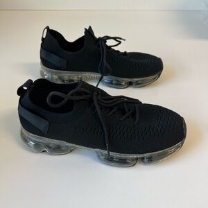 La Sheelah Women’s Sneakers. Excellent Condition.